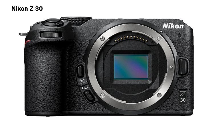 Bild på Nikon Z 30 kamera framifrån utan objektiv monterat.