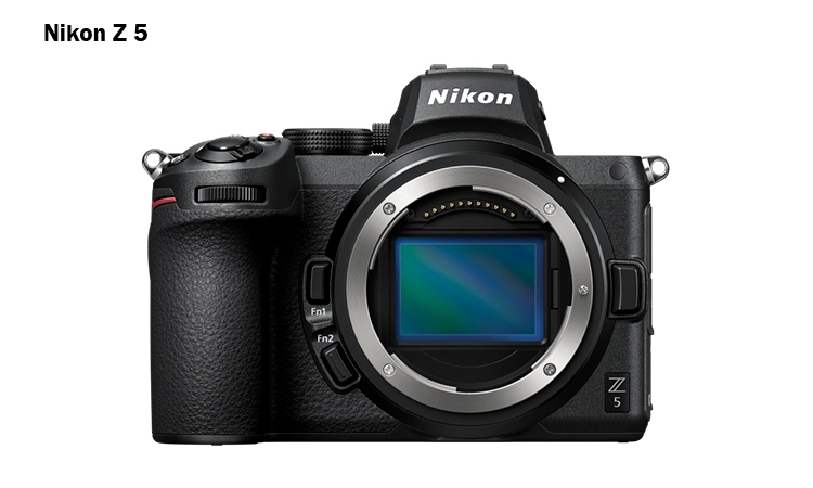 Bild på Nikon Z 5 kamera framifrån utan objektiv monterat.