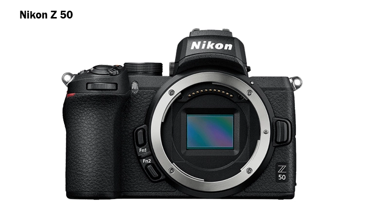 Bild på Nikon Z 50 kamera framifrån utan objektiv monterat.