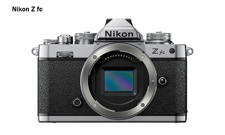 Bild på Nikon Z fc kamera framifrån utan objektiv monterat.